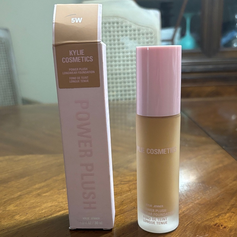 Kylie Cosmetics Power Plush Foundation - Shade 5W